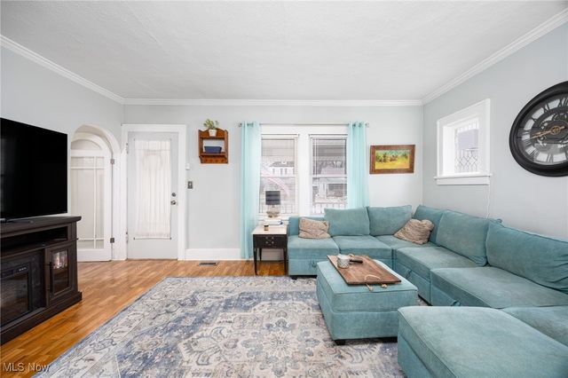 946 Falls Avenue, Cuyahoga Falls, OH 44221