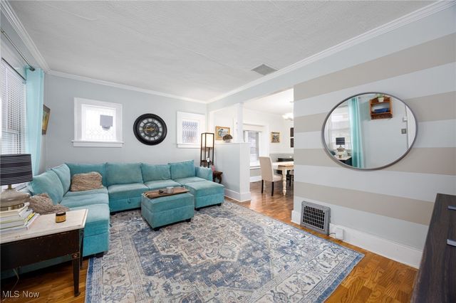 946 Falls Avenue, Cuyahoga Falls, OH 44221