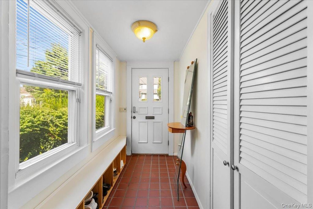 126 Hampshire Road, Great Neck, NY 11023 — photo 4
