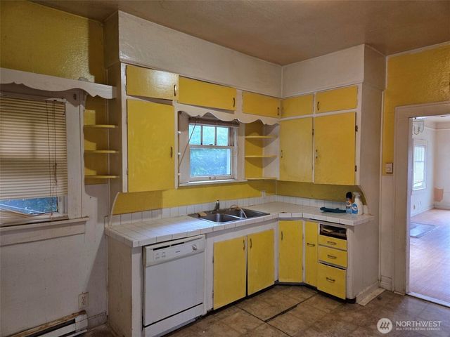 907 S 4th Avenue, Kelso, WA 98626