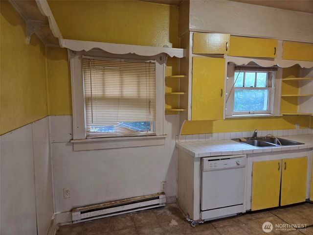907 S 4th Avenue, Kelso, WA 98626