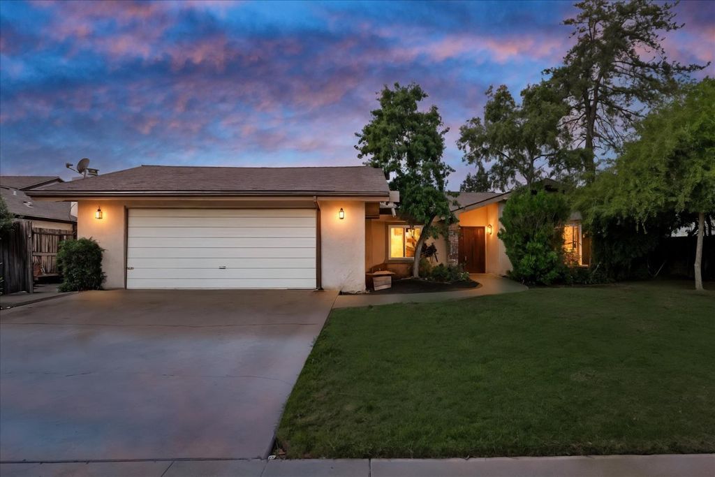 165 Lyon Avenue, Sanger, CA 93657