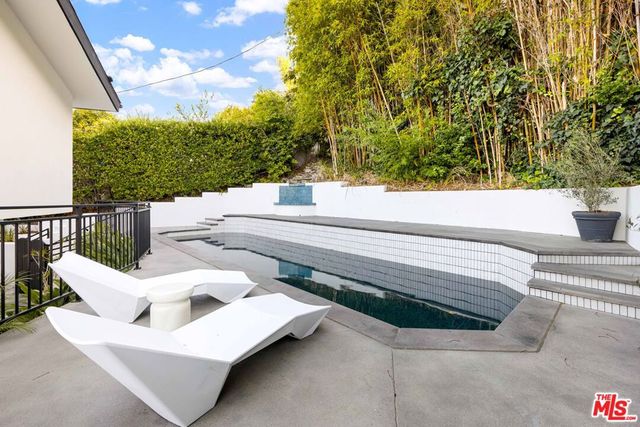 4041 Davana Road, Los Angeles, CA 91423