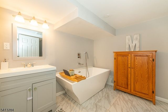 46 Vail Dr, Hampton Twp., NJ 07860