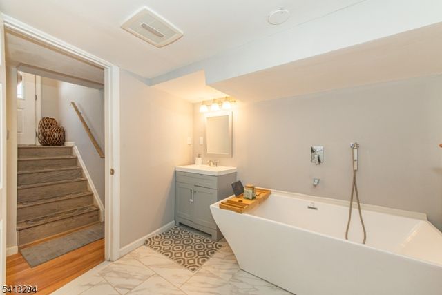 46 Vail Dr, Hampton Twp., NJ 07860