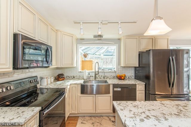 46 Vail Dr, Hampton Twp., NJ 07860