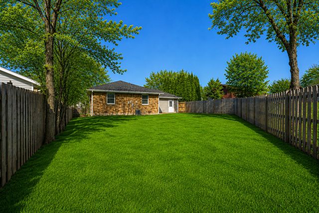 1913 Milton Avenue, Northbrook, IL 60062