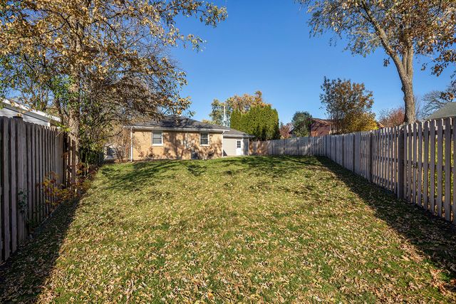 1913 Milton Avenue, Northbrook, IL 60062