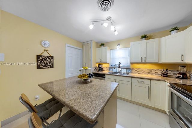 304 SW 68th Ave, Pembroke Pines, FL 33023