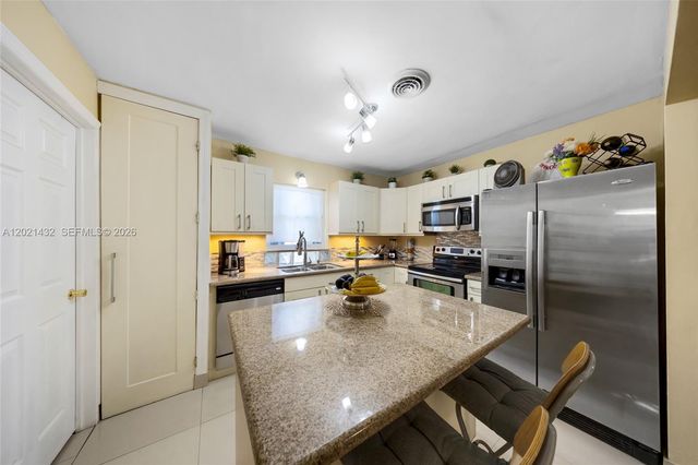 304 SW 68th Ave, Pembroke Pines, FL 33023