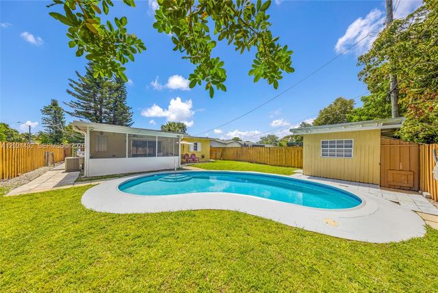 304 SW 68th Ave, Pembroke Pines, FL 33023