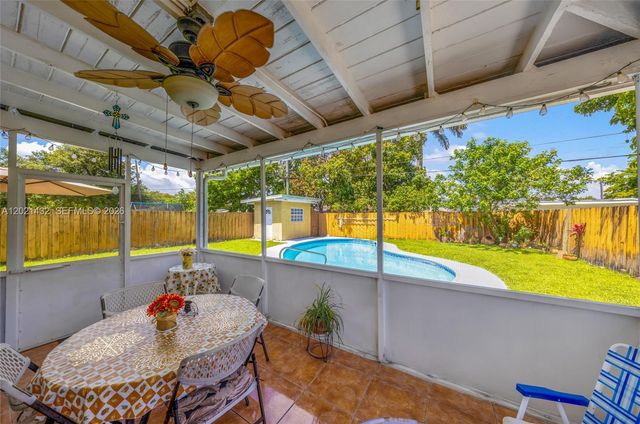 304 SW 68th Ave, Pembroke Pines, FL 33023