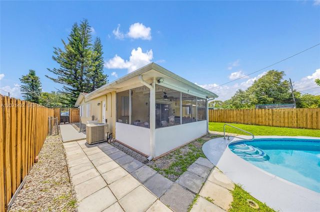 304 SW 68th Ave, Pembroke Pines, FL 33023