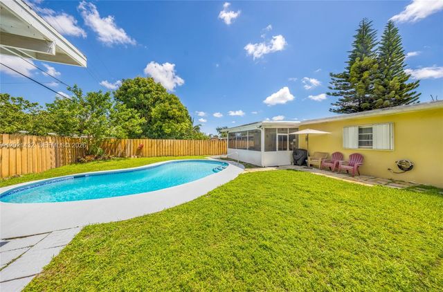 304 SW 68th Ave, Pembroke Pines, FL 33023