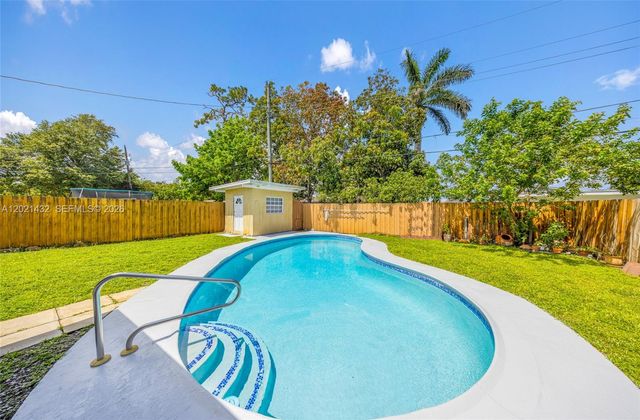 304 SW 68th Ave, Pembroke Pines, FL 33023