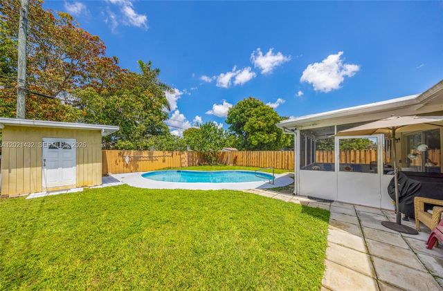 304 SW 68th Ave, Pembroke Pines, FL 33023