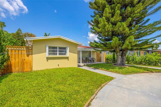 304 SW 68th Ave, Pembroke Pines, FL 33023