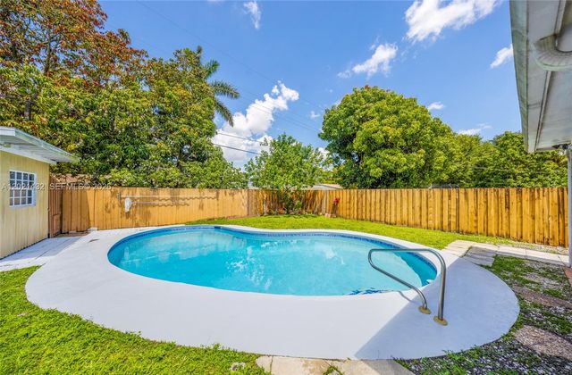 304 SW 68th Ave, Pembroke Pines, FL 33023