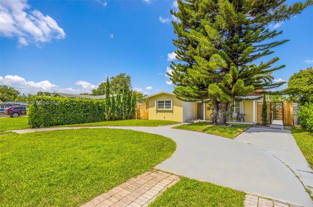 304 SW 68th Ave, Pembroke Pines, FL 33023