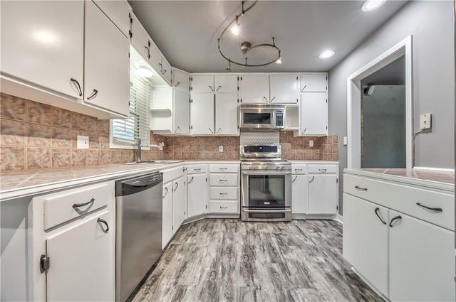 808 N Apache Drive, Independence, MO 64056