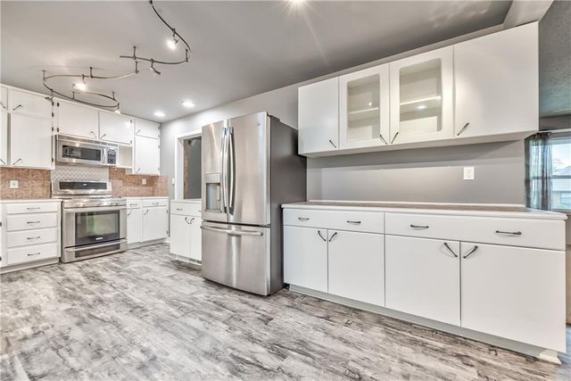 808 N Apache Drive, Independence, MO 64056