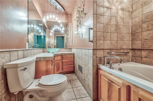 808 N Apache Drive, Independence, MO 64056