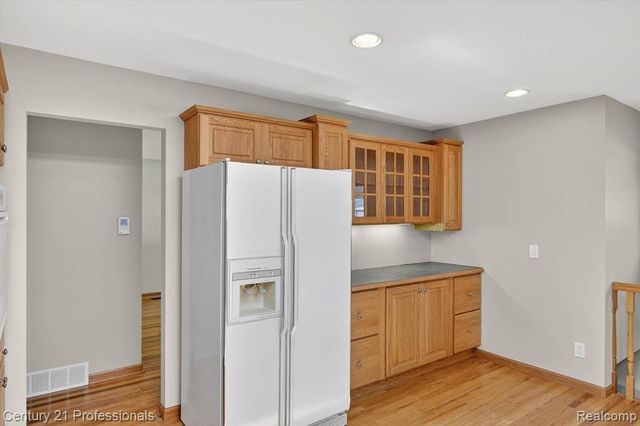 14425 Stonehouse Avenue, Livonia, MI 48154