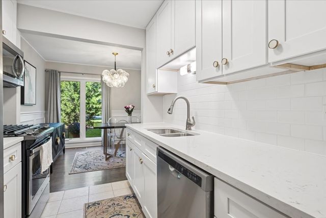 1955 Tanglewood Drive H, Glenview, IL 60025