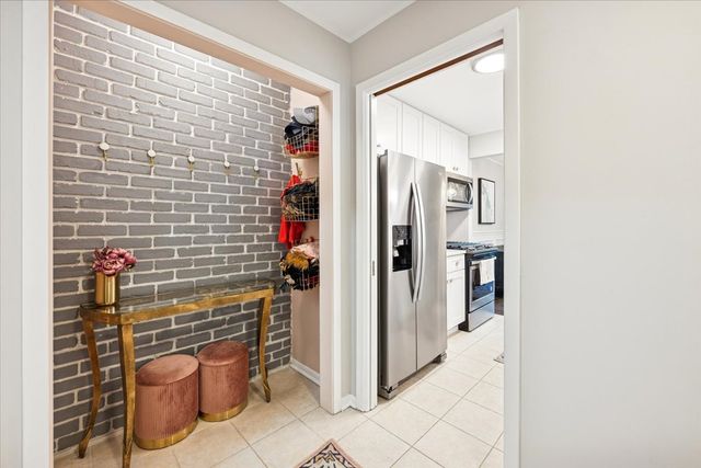 1955 Tanglewood Drive H, Glenview, IL 60025