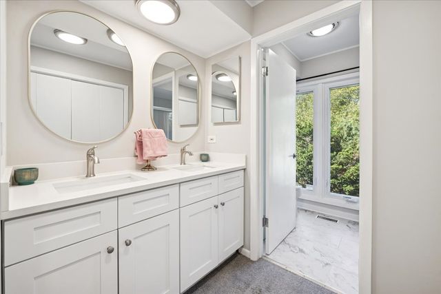 1955 Tanglewood Drive H, Glenview, IL 60025