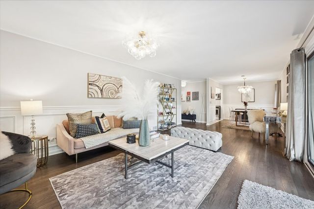 1955 Tanglewood Drive H, Glenview, IL 60025