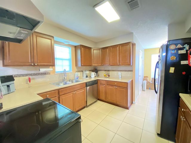 1414 Howell Avenue, La Marque, TX 77568