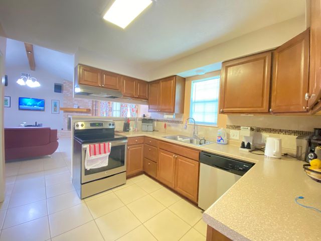 1414 Howell Avenue, La Marque, TX 77568