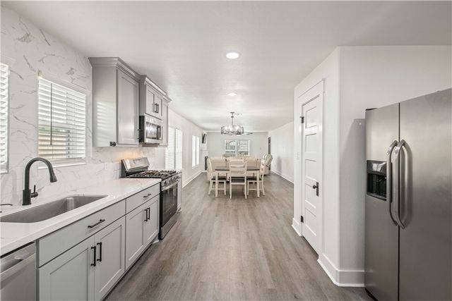 902 Post Oak Street, Hearne, TX 77859