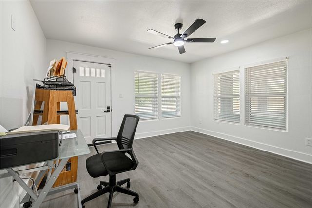 902 Post Oak Street, Hearne, TX 77859