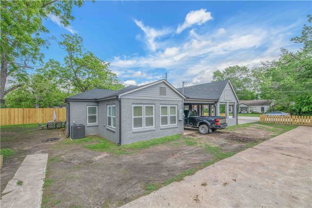 902 Post Oak Street, Hearne, TX 77859