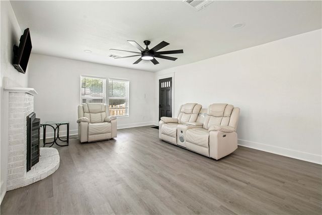 902 Post Oak Street, Hearne, TX 77859