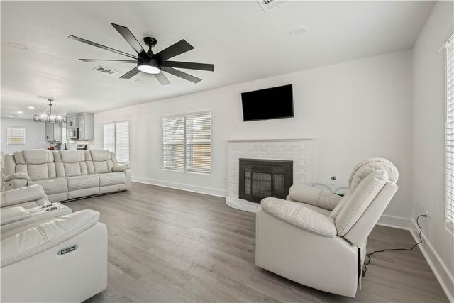 902 Post Oak Street, Hearne, TX 77859