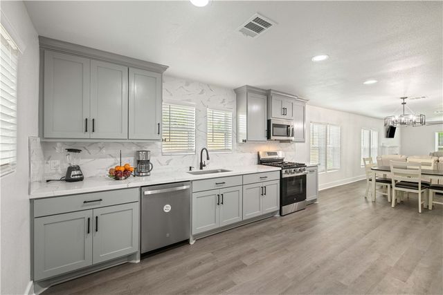902 Post Oak Street, Hearne, TX 77859