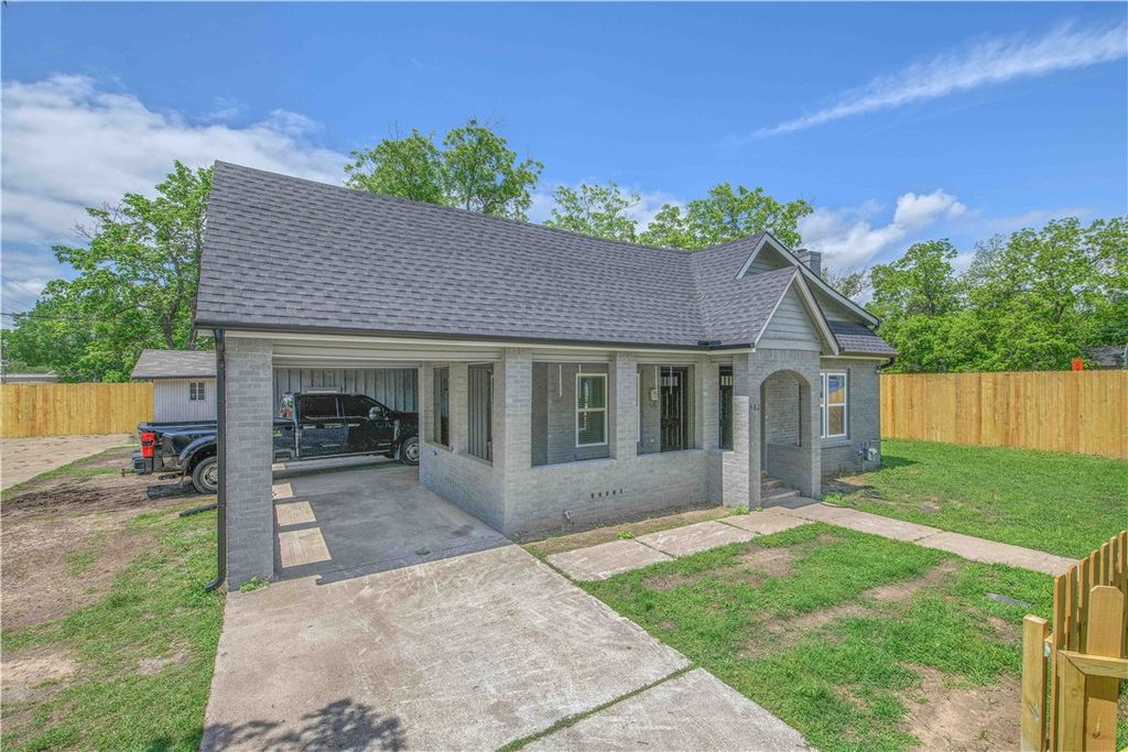 902 Post Oak Street, Hearne, TX 77859