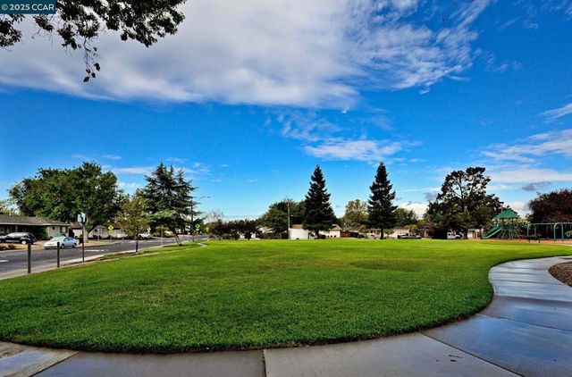 2140 Roskelley Dr, Concord, CA 94519
