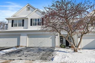 2920 LANGSTON Circle 2920, St. Charles, IL 60175