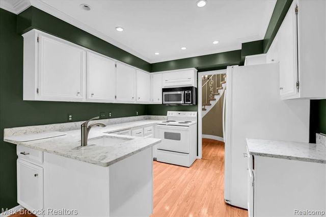 1180 Glenpointe Court, Bloomfield Hills, MI 48304