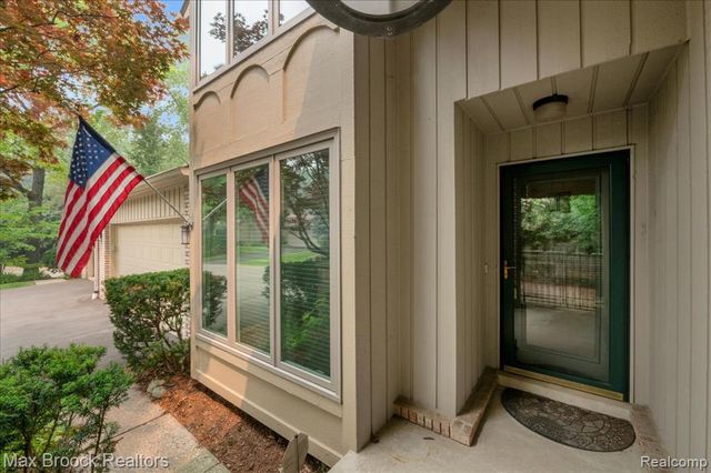 1180 Glenpointe Court, Bloomfield Hills, MI 48304
