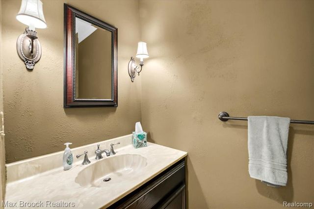 1180 Glenpointe Court, Bloomfield Hills, MI 48304