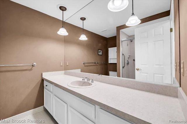 1180 Glenpointe Court, Bloomfield Hills, MI 48304