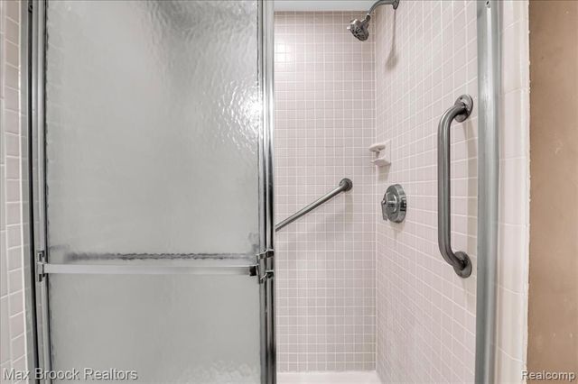 1180 Glenpointe Court, Bloomfield Hills, MI 48304