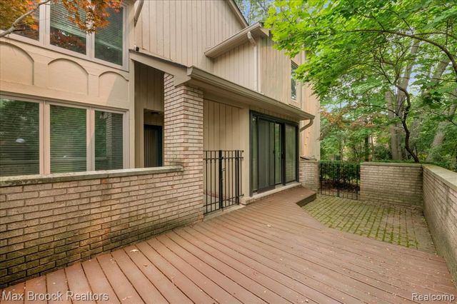 1180 Glenpointe Court, Bloomfield Hills, MI 48304