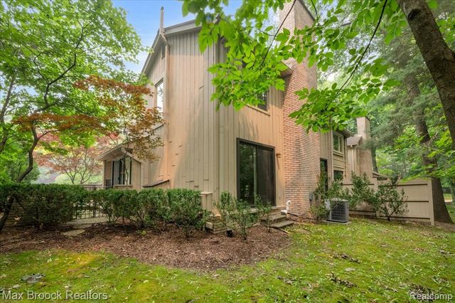 1180 Glenpointe Court, Bloomfield Hills, MI 48304