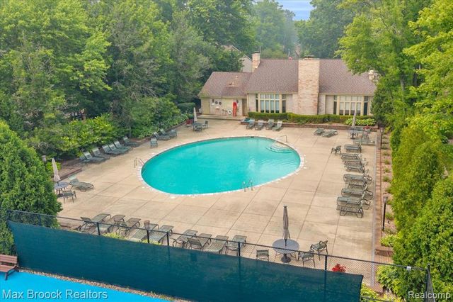 1180 Glenpointe Court, Bloomfield Hills, MI 48304